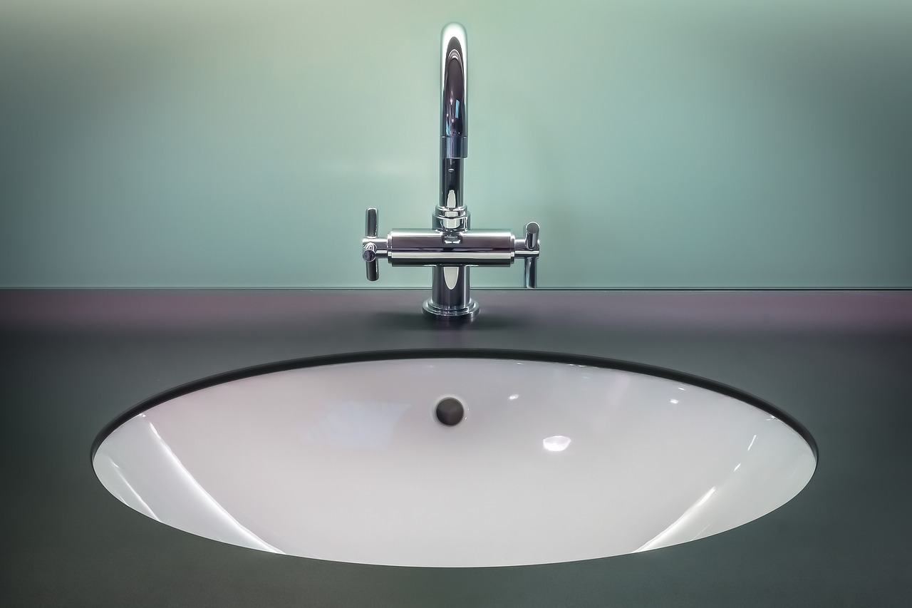 découvrez des astuces et solutions pour économiser l'eau dans votre salle de bain grâce à des équipements écologiques et des gestes simples au quotidien.