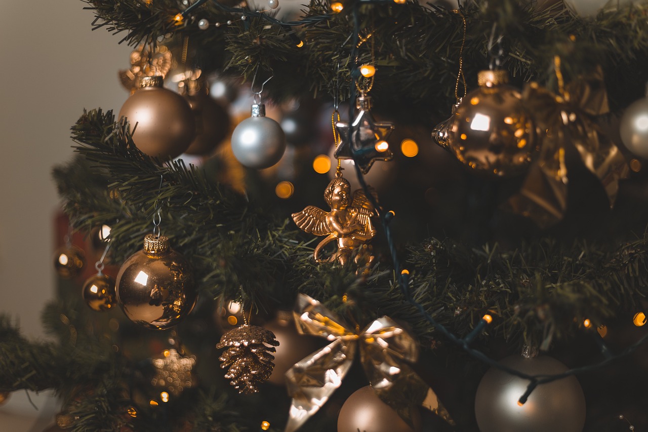 Sapin de Noël : Choix entre un modèle naturel et un modèle synthétique, quel est le plus respectueux de l’environnement ?