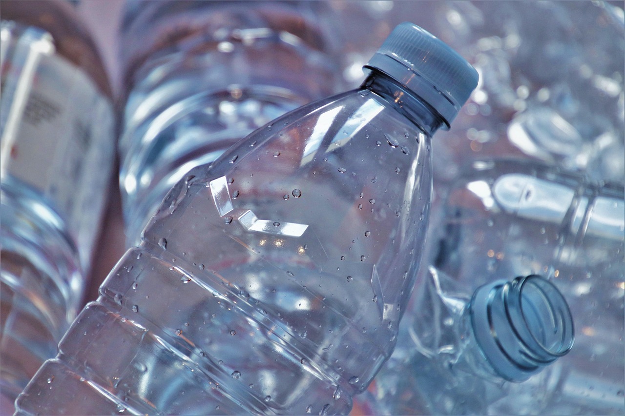 Recyclage plastique maison : comment transformer vos déchets en ressources utiles en 2025 ?
