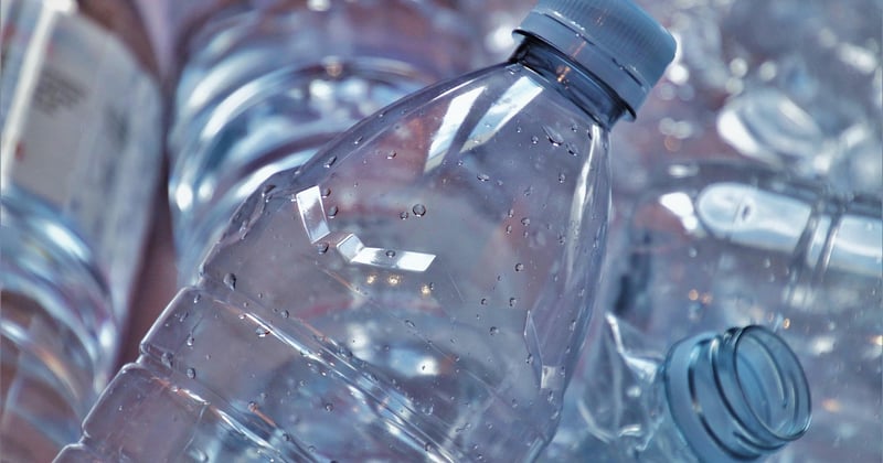 Comment réduire les déchets plastiques au bureau : 7 astuces simples