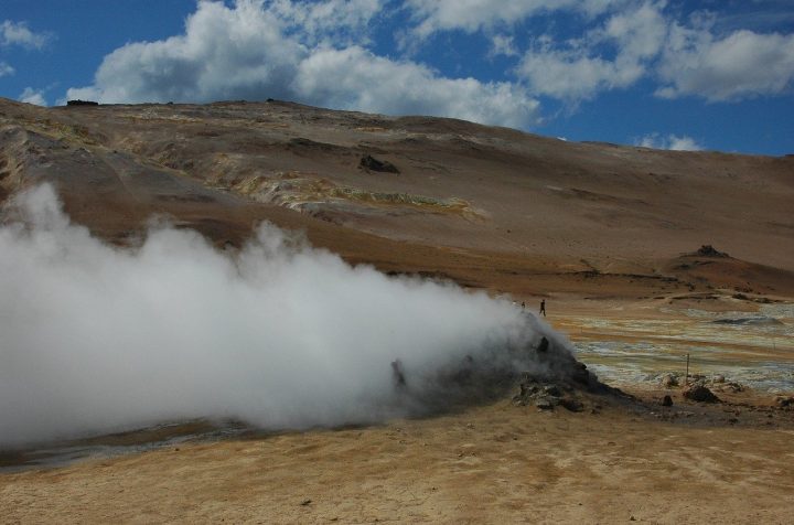 découvrez l'énergie géothermique, une source d'énergie renouvelable durable qui exploite la chaleur de la terre pour produire de l'électricité et chauffer des bâtiments. apprenez comment cette technologie innovante peut contribuer à la transition énergétique et à la réduction des émissions de carbone.