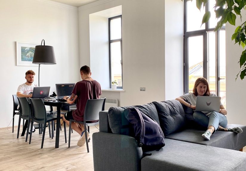 découvrez le coliving, une nouvelle façon de vivre en communauté qui favorise le partage et l'échange. idéal pour les jeunes professionnels et les étudiants, le coliving offre des espaces modernes et confortables, tout en enrichissant votre quotidien grâce à une ambiance conviviale et collaborative.