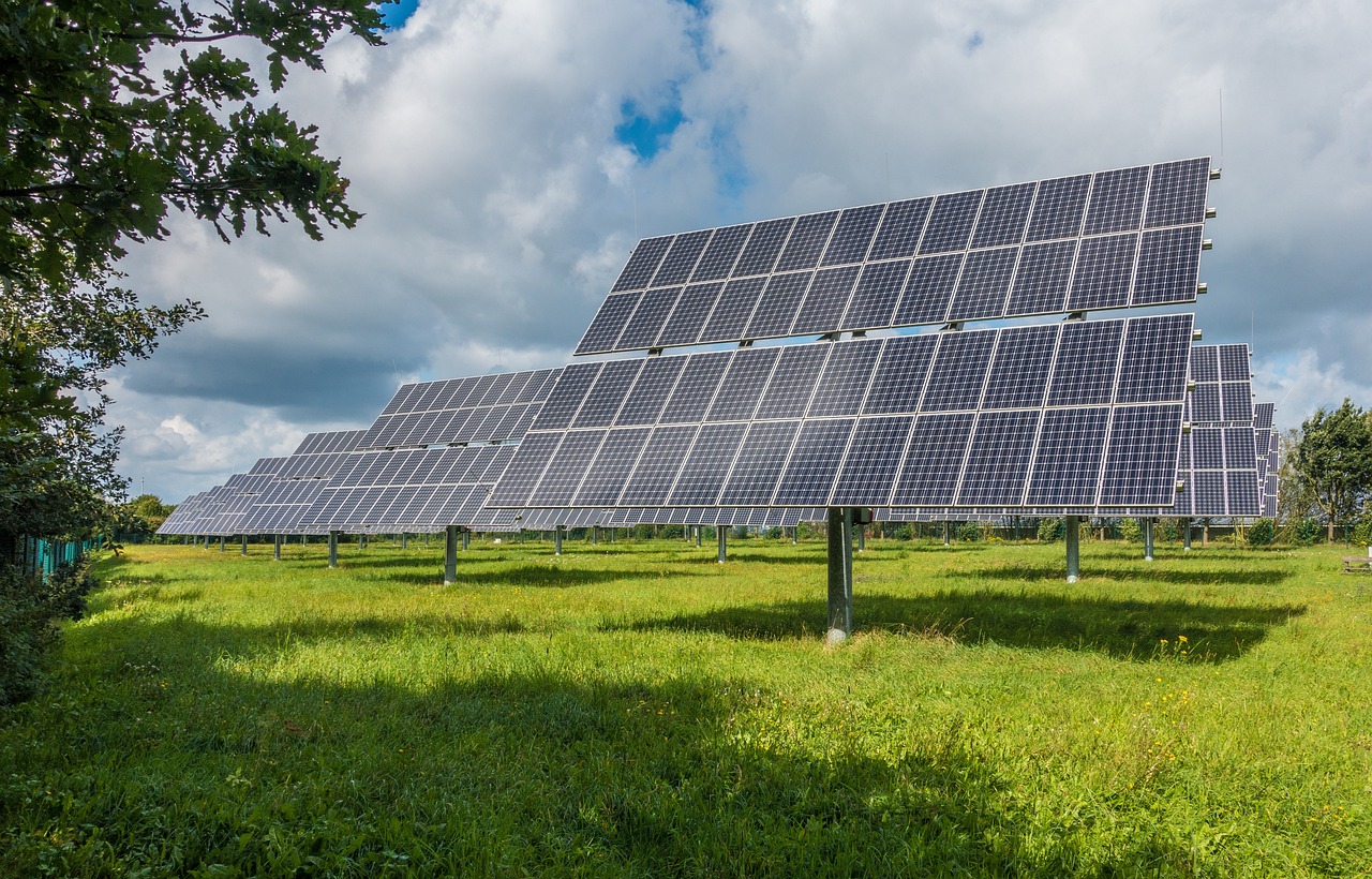 découvrez les enjeux et les avantages des énergies renouvelables. apprenez comment ces sources d'énergie durables, telles que le solaire, l'éolien et l'hydraulique, transforment notre avenir en réduisant les émissions de carbone et en préservant notre planète.