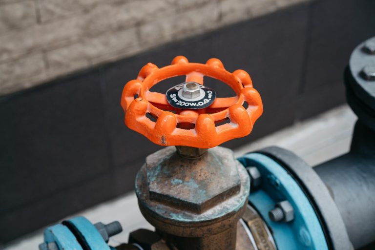 découvrez tout ce qu'il faut savoir sur le gaz naturel liquéfié (gnl) : ses avantages, son processus de liquéfaction, son transport, ses usages industriels et son impact sur la transition énergétique.