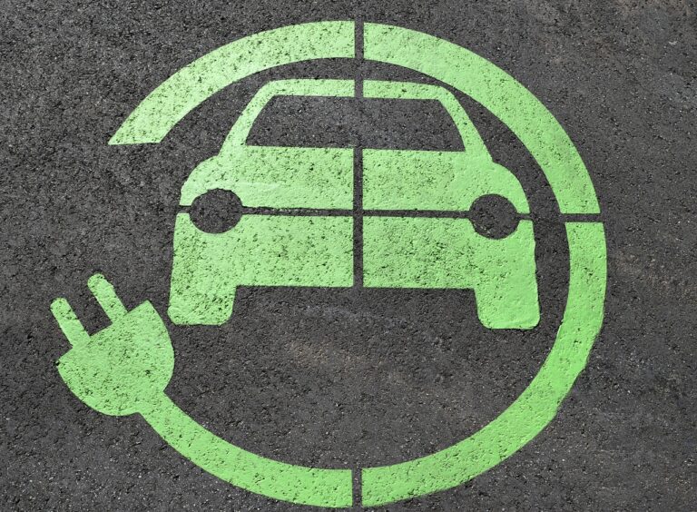 d&eacute;couvrez les avantages des voitures &eacute;lectriques et hybrides : &eacute;cologiques, &eacute;conomiques et innovantes pour un avenir durable.