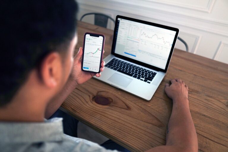d&eacute;couvrez les bases et les strat&eacute;gies avanc&eacute;es du trading pour maximiser vos investissements sur les march&eacute;s financiers.